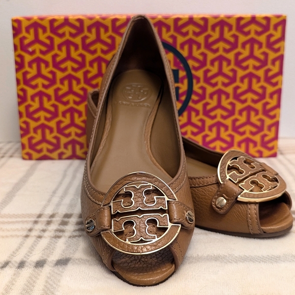 Tory Burch Amanda Demi Wedge Tumbled Leather Royal Tan Women's Size 6.5 - Picture 15 of 16